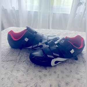 Peloton shoes size 42, men’s 9 womens 11 in EUC. Like new wore a few times